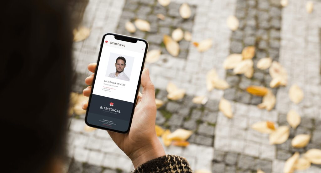 mockuuups walking with iphone x mockup